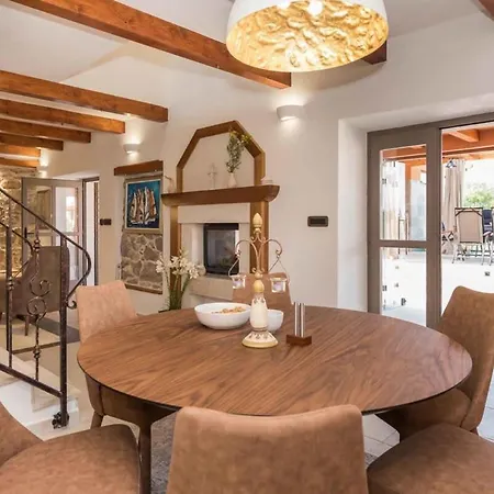 Βίλα Renovated Luxury Styled With Amazing Pool Bilice