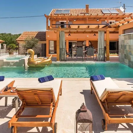 Βίλα Renovated Luxury Styled With Amazing Pool Bilice
